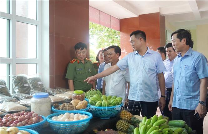 Bí thư Tỉnh ủy Quảng Trị kiểm tra tình hình tăng gia sản xuất của lực lượng vũ trang tại đặc khu Cồn Cỏ. Ảnh: Thanh Thuỷ-TTXVN