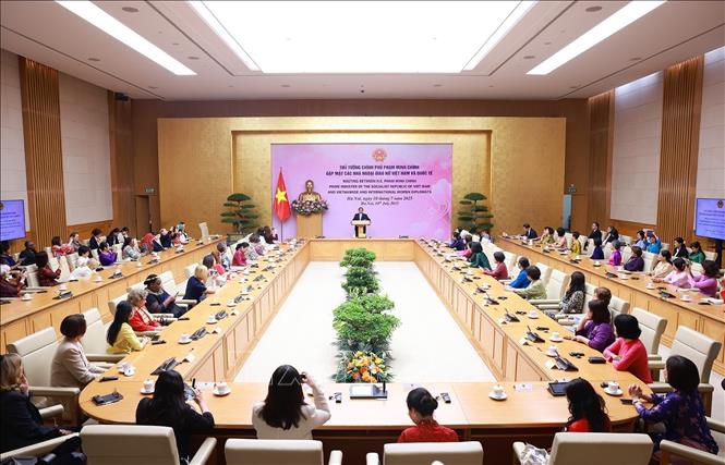 Buổi gặp của Thủ tướng Phạm Minh Chính với các nhà ngoại giao nữ Việt Nam và quốc tế nhân dịp kỷ niệm ngày Quốc tế Phụ nữ ngành Ngoại giao. Ảnh: Dương Giang-TTXVN
