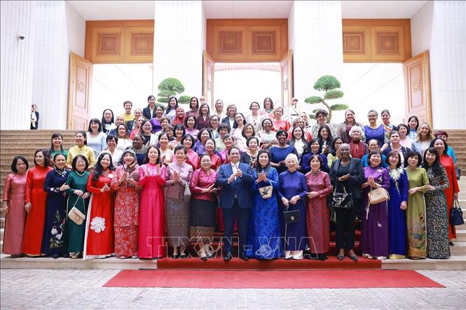 Thủ tướng Phạm Minh Chính và Phu nhân Lê Thị Bích Trân với các nhà ngoại giao nữ Việt Nam và quốc tế. Ảnh: Dương Giang-TTXVN