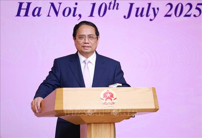 Thủ tướng Phạm Minh Chính chúc mừng các nhà ngoại giao nữ Việt Nam và quốc tế nhân dịp kỷ niệm ngày Quốc tế Phụ nữ ngành Ngoại giao. Ảnh: Dương Giang-TTXVN