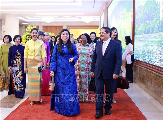 Thủ tướng Phạm Minh Chính và Phu nhân Lê Thị Bích Trân tham dự buổi gặp mặt các nhà ngoại giao nữ Việt Nam và quốc tế. Ảnh: Dương Giang-TTXVN