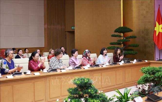 Các nhà ngoại giao nữ quốc tế tham dự buổi gặp mặt nhân dịp kỷ niệm Ngày Quốc tế Phụ nữ ngành Ngoại giao. Ảnh: Dương Giang-TTXVN
