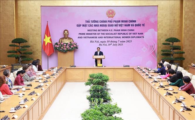 Buổi gặp của Thủ tướng Phạm Minh Chính với các nhà ngoại giao nữ Việt Nam và quốc tế nhân dịp kỷ niệm Ngày Quốc tế Phụ nữ ngành Ngoại giao. Ảnh: Dương Giang-TTXVN
