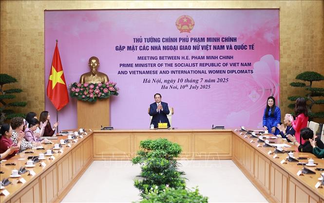 Thủ tướng Phạm Minh Chính gặp các nhà ngoại giao nữ Việt Nam và quốc tế nhân dịp kỷ niệm Ngày Quốc tế Phụ nữ ngành Ngoại giao. Ảnh: Dương Giang-TTXVN
