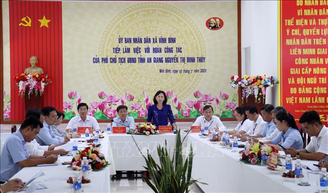Buổi làm việc của đoàn công tác UBND tỉnh An Giang với lãnh đạo UBND xã Vĩnh Bình. Ảnh: Văn Sĩ - TTXVN


