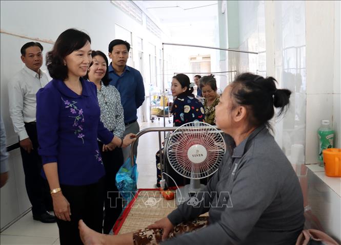 Phó Chủ tịch UBND tỉnh An Giang Nguyễn Thị Minh Thúy thăm hỏi người dân tại Trung tâm y tế xã Vĩnh Phong. Ảnh: Văn Sĩ - TTXVN
