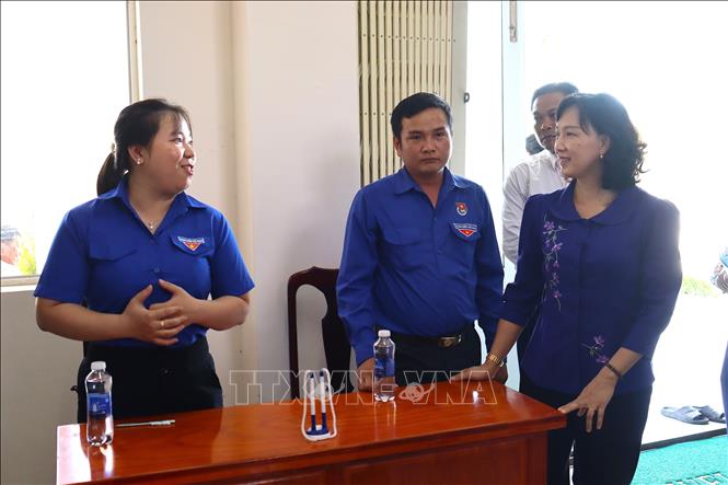 Phó Chủ tịch UBND tỉnh An Giang Nguyễn Thị Minh Thúy thăm hỏi đoàn thanh niên về hướng dẫn người dân thực hiện thủ tục hành chính. Ảnh: Văn Sĩ - TTXVN
