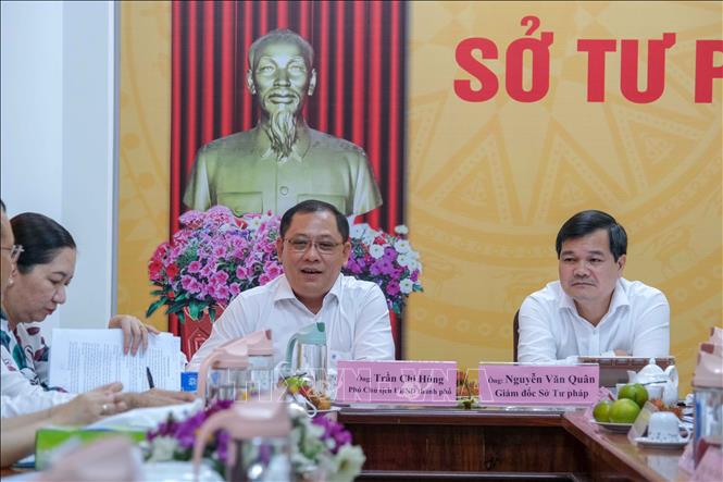 Phó Chủ tịch UBND thành phố Cần Thơ Trần Chí Hùng phát biểu tại buổi làm việc. Ảnh: Thanh Liêm - TTXVN