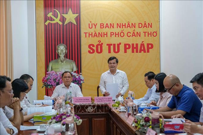 Giám đốc Sở Tư pháp thành phố Cần Thơ Nguyễn Văn Quân báo cáo tình hình hoạt động của Sở Tư pháp sau khi sáp nhập 3 địa phương Cần Thơ, Hậu Giang, Sóc Trăng. Ảnh: Thanh Liêm - TTXVN
