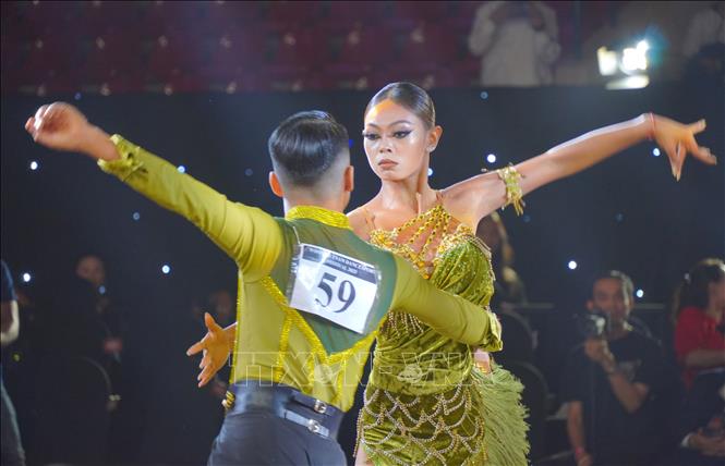 Cặp đôi Sokim Seng – Danita Mauv (Camphuchia) biểu diễn vũ điệu Cha Cha Cha. Ảnh: Trung Tuyến - TTXVN