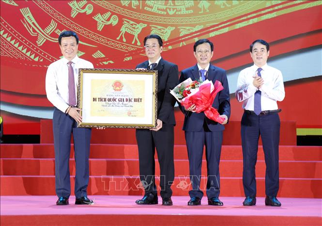 Trao Bằng xếp hạng Di tích kiến trúc nghệ thuật quốc gia đặc biệt Tháp Bà Pô Nagar cho đại diện lãnh đạo tỉnh Khánh Hòa. Ảnh: Nguyễn Thành – TTXVN