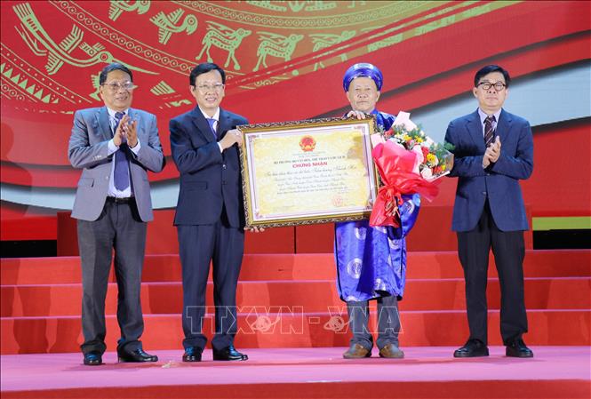 Trao Chứng nhận Tri thức khai thác và chế biến Trầm hương Khánh Hòa vào danh mục Di sản văn hóa phi vật thể quốc gia. Ảnh: Nguyễn Thành – TTXVN