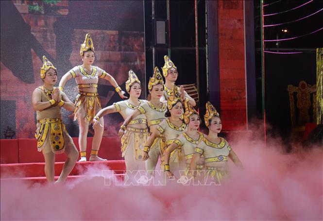 Tiết mục biểu diễn trong chương trình với chủ đề “Huyền thoại Mẹ Xứ Sở”. Ảnh: Nguyễn Thành – TTXVN