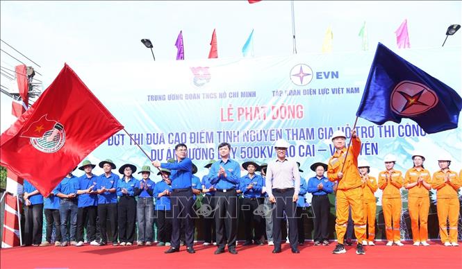 Đại diện Trung ương Đoàn, Tập đoàn Điện lực Việt Nam và Tỉnh đoàn Lào Cai phát động đợt thi đua cao điểm tình nguyện tham gia hỗ trợ thi công Dự án đường dây 500kV Lào Cai - Vĩnh Yên﻿. Ảnh: TTXVN phát