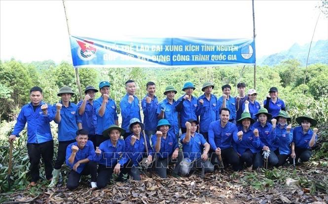 Những gương mặt trẻ đầu tiên lên tới đỉnh đồi, thể hiện quyết tâm thực hiện mọi nhiệm vụ được giao nhằm góp phần bảo đảm tiến độ Dự án đường dây 500kV Lào Cai - Vĩnh Yên. Ảnh: TTXVN phát