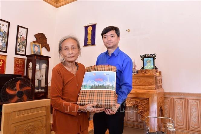 Bí thư Trung ương Đoàn, Chủ tịch Hội Sinh viên Việt Nam Nguyễn Minh Triết tặng quà cho hộ dân bị ảnh hưởng khi thi công Dự án tại tỉnh Lào Cai. Ảnh: TTXVN phát