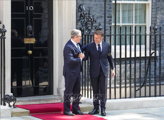 Thủ tướng Anh Keir Starmer (trái) trong cuộc gặp Tổng thống Pháp Emmanuel Macron tại London, ngày 10/7/2025. Ảnh: THX/TTXVN