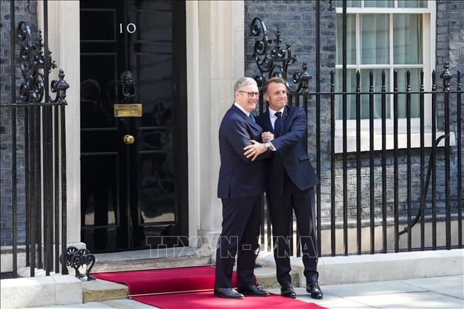 Thủ tướng Anh Keir Starmer (trái) trong cuộc gặp Tổng thống Pháp Emmanuel Macron tại London, ngày 10/7/2025. Ảnh: THX/TTXVN