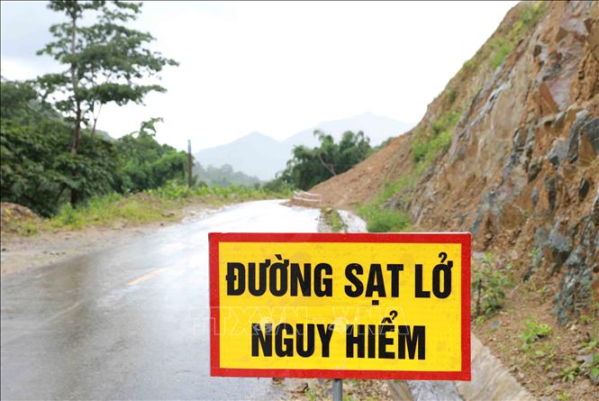 Sở Xây dựng tỉnh Lai Châu cắm biển cảnh báo những khu vực thiên tai khắc phục tạm thời để phụ vụ người và các phưng tiện. Ảnh: Quý Trung – TTXVN