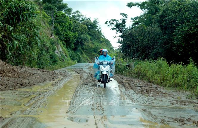 Trên tuyến đường tỉnh 131 có hơn chục điểm bị sạt lở taluy dương làm đất đá đổ xuống mặt đường gây ảnh hưởng người và các phương tiện khi tham gia giao thông. Ảnh: Quý Trung – TTXVN