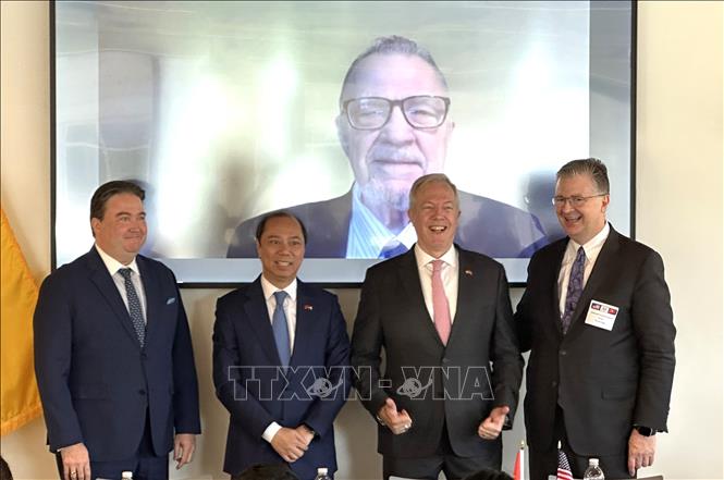 Các cựu đại sứ Mỹ tại Việt Nam: Michael Michalak (trên màn hình), Ted Osius (thứ hai, từ phải sang), Daniel Kritenbrink (ngoài cùng bên phải) cùng đại sứ đương nhiệm Marc Knapper (từ 2022 đến nay, ngoài cùng bên trái) và Đại sứ Việt Nam tại Mỹ Nguyễn Quốc Dũng (thứ hai, từ trái sang). Ảnh: Ngọc Quang – PV TTXVN tại Mỹ