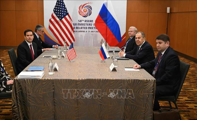 Ngoại trưởng Nga Sergei Lavrov (thứ 2, phải) và người đồng cấp Mỹ Marco Rubio (trái) tại cuộc gặp bên lề Hội nghị AMM-58 ở Kuala Lumpur, Malaysia ngày 10/7/2025. Ảnh: aawsat.com/TTXVN 