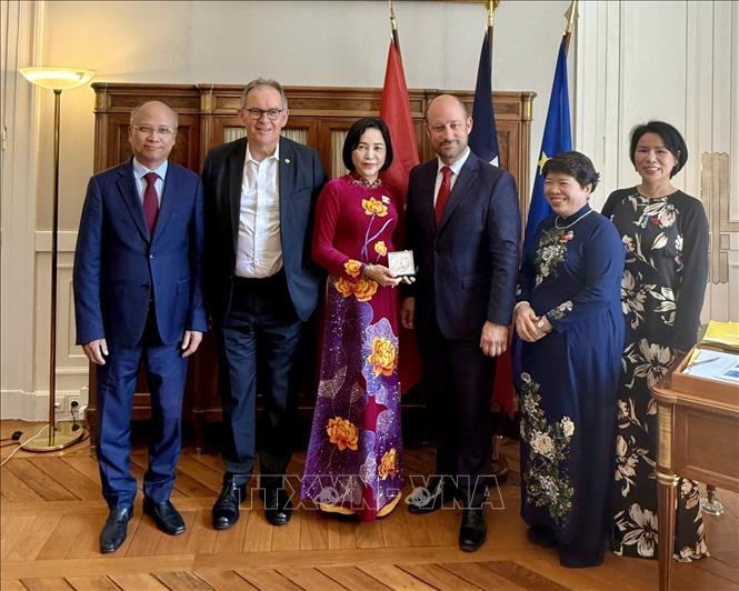 Phó Chủ tịch Quốc hội Nguyễn Thị Thanh chụp ảnh lưu niệm với Phó Chủ tịch Thượng viện Pháp Loic Hervé và Chủ tịch Nhóm Nghị sĩ hữu nghị Pháp - Việt của Thượng viện Pháp Alain Cadec. Ảnh: TTXVN phát 