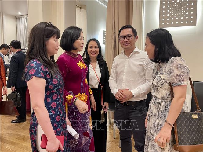 Phó Chủ tịch Quốc hội Nguyễn Thị Thanh trao đổi với các trí thức việt kiều trẻ tại Pháp. Ảnh: Thu Hà - PV TTXVN tại Pháp