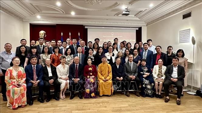 Phó Chủ tịch Nguyễn Thị Thanh và đoàn đại biểu Quốc hội chụp ảnh lưu niệm với cán bộ nhân viên Đại sứ quan, các văn phòng đại diện và kiều bào Việt Nam tại Pháp. Ảnh: Thu Hà - PV TTXVN tại Pháp
