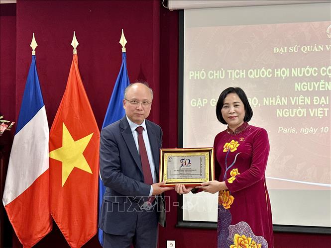 Đại sứ Đinh Toàn Thắng tặng quà lưu niệm cho Phó Chủ tịch Quốc hội Nguyễn Thị Thanh. Ảnh: Thu Hà - PV TTXVN tại Pháp
