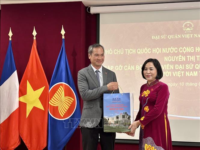 Phó Chủ tịch Quốc hội Nguyễn Thị Thanh trao quà lưu niệm tới đại diện cộng đồng người Việt tại Pháp. Ảnh: Thu Hà - PV TTXVN tại Pháp