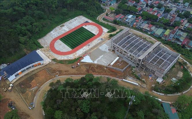 Khuôn viên nhà trường có sân vận động hiện đã hoàn thiện phục vụ cho nhu cầu tổ chức hoạt động thể thao và học tập của học sinh. Ảnh: Quốc Khánh - TTXVN