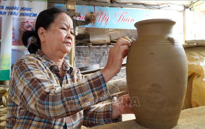 A villager is making a pottery product from clay. VNA Photo: Lê Phước Ngọc 