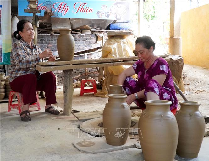 Villagers are working with clay to make pottery products. VNA Photo: Lê Phước Ngọc 