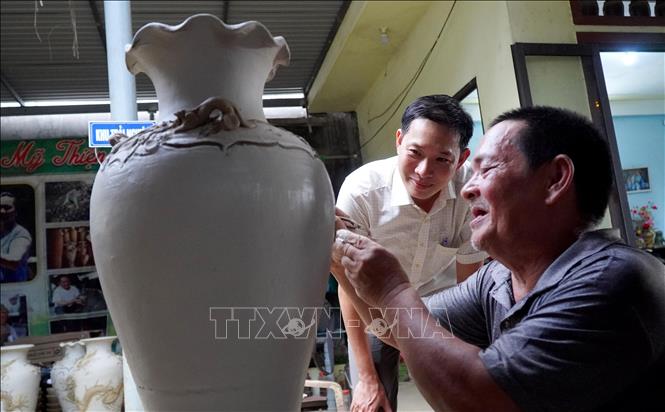 Artisan Dang Van Trinh and his family members keep the craft using traditional methods in production. VNA Photo: Lê Phước Ngọc 