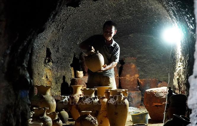Artisan Dang Van Trinh and his family members keep the craft using traditional methods in production. VNA Photo: Lê Phước Ngọc 