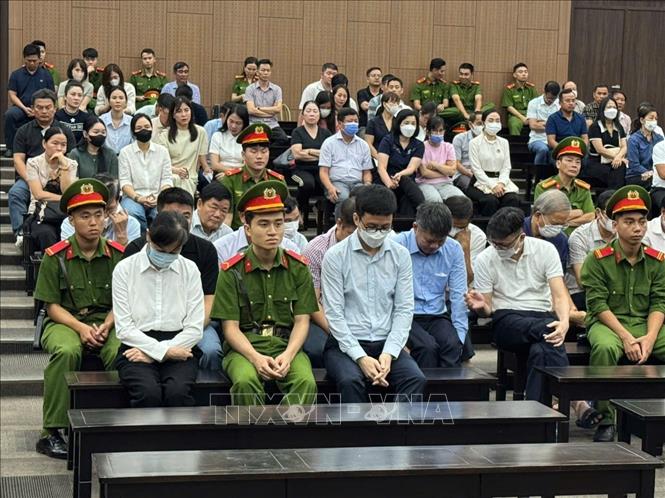 Các bị cáo nghe Tòa tuyên án. Ảnh: TTXVN phát