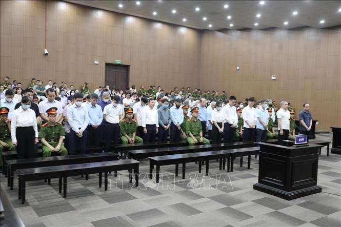 Các bị cáo nghe Tòa tuyên án. Ảnh: Quốc Lũy - TTXVN