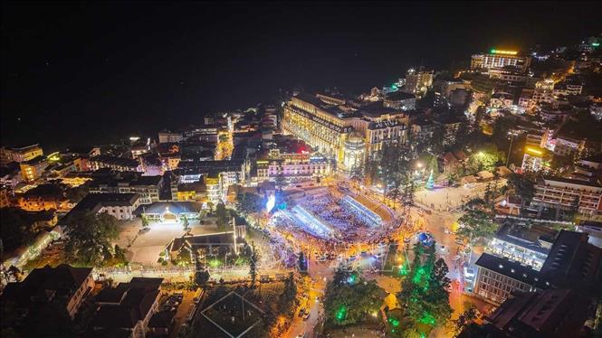 Quang cảnh quảng trường chính (phường Sapa) rực rỡ trong đêm. Ảnh: Hoàng Hiếu - TTXVN