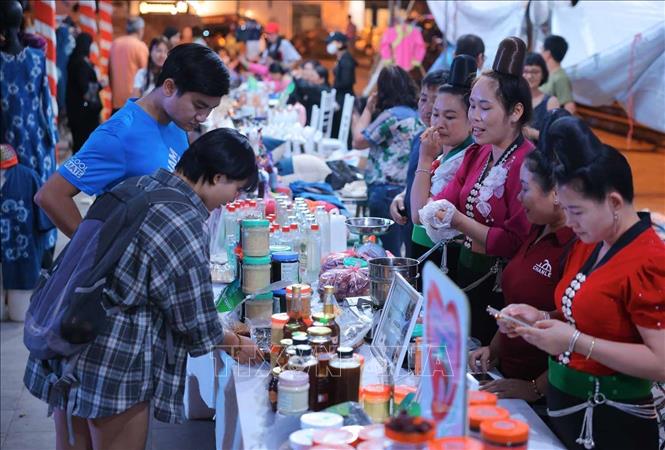 Du khách mua sắm các đặc sản, sản phẩm địa phương tại khu vực quảng trường chính Sapa. Ảnh: Hoàng Hiếu - TTXVN