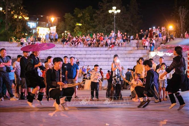 Các hoạt động biểu diễn nghệ thuật, múa khèn phục vụ du khách. Ảnh: Hoàng Hiếu - TTXVN