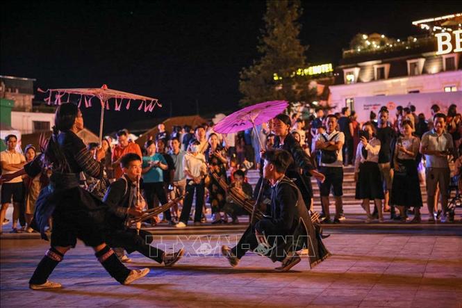 Các hoạt động biểu diễn nghệ thuật, múa khèn tại quảng trường chính Sapa hut hút đông đảo du khách. Ảnh: Hoàng Hiếu - TTXVN