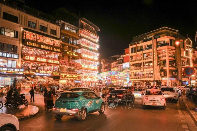Các nhà hàng, cửa hiệu phường Sapa sáng đèn đón du khách đến vui chơi, nghỉ dưỡng. Ảnh: Hoàng Hiếu - TTXVN