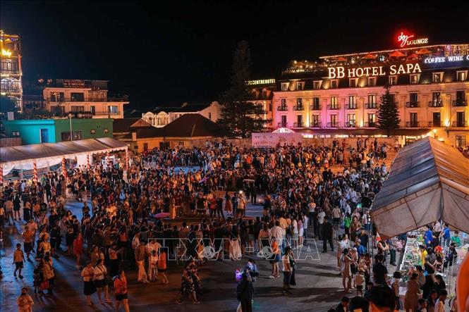 Nhiều hoạt động vui chơi văn hoá, hội chợ đêm được tổ chức tại Quảng trường chính hút khách du lịch. Ảnh: Hoàng Hiếu - TTXVN