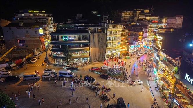 Sapa rực rỡ ánh đèn chào đón du khách đến vui chơi, nghỉ dưỡng. Ảnh: Hoàng Hiếu - TTXVN