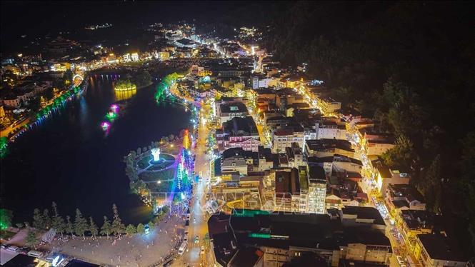 Sapa đang từng bước tập trung xây dựng các sản phẩm du lịch đêm để phát triển kinh tế đêm bền vững, góp phần tăng doanh thu cho ngành du lịch. Ảnh: Hoàng Hiếu - TTXVN