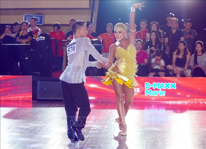 Athletes from the Philippines perform Cha Cha Cha dance. VNA Photo: Trung Tuyến