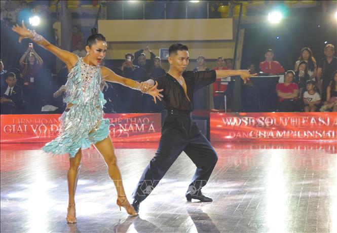 Vietnamese athletes perform Cha Cha Cha dance. VNA Photo: Trung Tuyến 