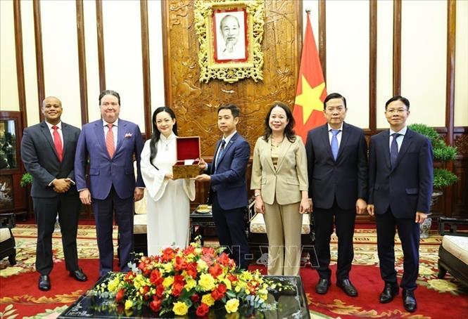 Phó Chủ tịch nước Võ Thị Ánh Xuân tiếp nhận món quà là những hạt hoa sen đã được mang lên vũ trụ từ bà Amanda Nguyễn. Ảnh: Minh Đức – TTXVN

