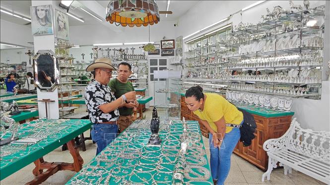 Khách du lịch thăm quan và mua trang sức bạc - sản phẩm nghề truyền thống lâu đời của thành phố Taxco. Ảnh: Phương Lan - PV TTXVN tại Mexico
